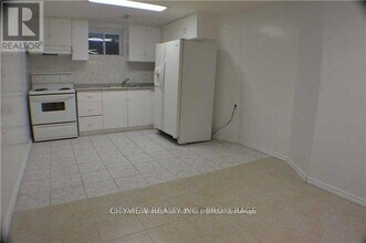 157 Lech Walesa Dr in Mississauga, ON - Building Photo - Building Photo
