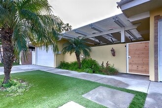3932 S Finisterre Dr in Huntington Beach, CA - Foto de edificio - Building Photo