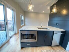 275 Webster St in Boston, MA - Building Photo