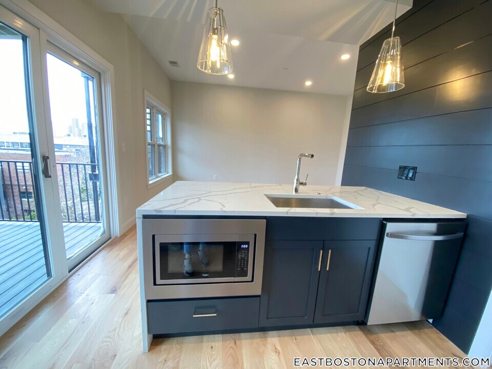 275 Webster St in Boston, MA - Building Photo