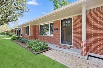 2015 Woodcrest Dr in Houston, TX - Building Photo - Building Photo