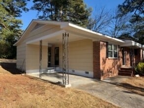 7136 Wilson Dr in Leeds, AL - Foto de edificio - Building Photo