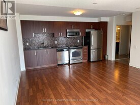 17 Anndale Dr in Toronto, ON - Building Photo