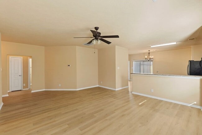 7014 Hazelnut Ln in Baytown, TX - Building Photo - Building Photo