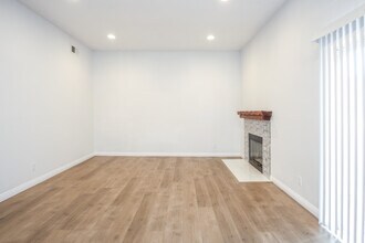 1087 E Grand Ave, Unit #103 in Pomona, CA - Foto de edificio - Building Photo