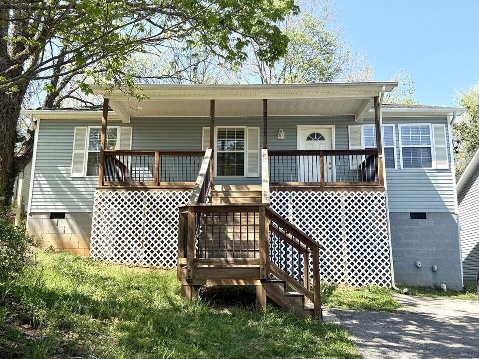 2135 Bernhurst Dr in Knoxville, TN - Building Photo