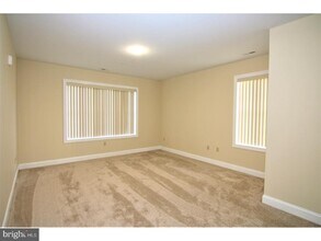 1665 Kenton Rd in Dover, DE - Foto de edificio - Building Photo