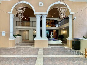 888 Douglas Rd in Coral Gables, FL - Foto de edificio - Building Photo