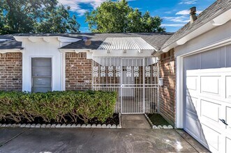 6911 Pine Vista Ln in Houston, TX - Building Photo - Building Photo