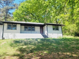 Room in House on Panthersville Rd in Ellenwood, GA - Building Photo