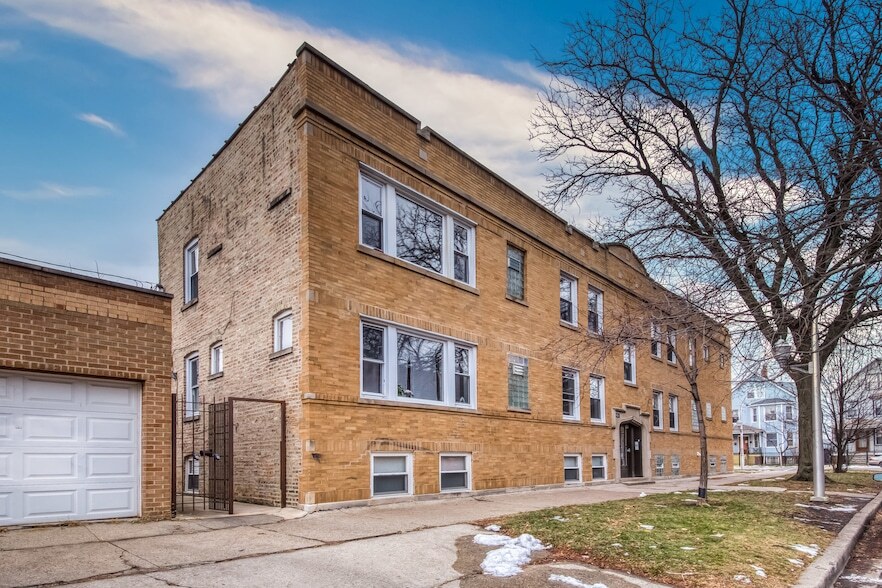 3604 W Roscoe St in Chicago, IL - Building Photo