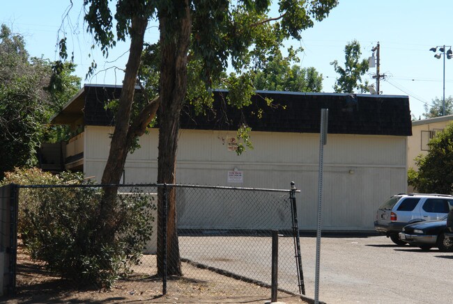 337 N 1st St in El Cajon, CA - Foto de edificio - Building Photo