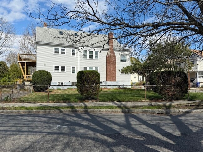 75 Varnum St in Arlington, MA - Building Photo - Building Photo