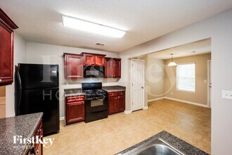 5440 Bluegrass Dr in Atlanta, GA - Foto de edificio - Building Photo