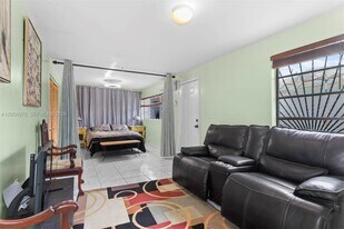 410 East Dr in North Miami Beach, FL - Building Photo