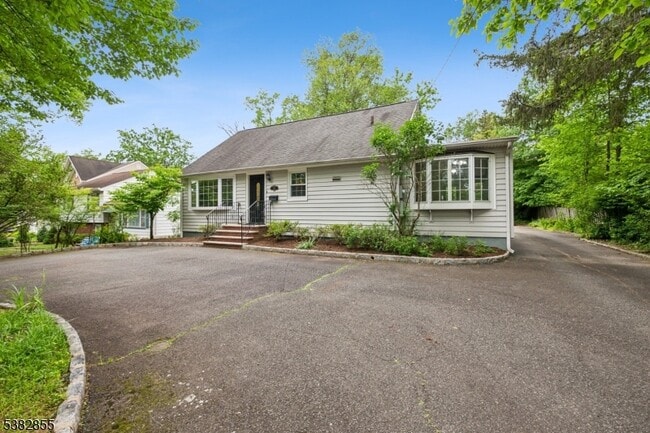 147 W Northfield Rd in Livingston, NJ - Building Photo - Building Photo