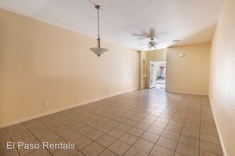 3150 N Yarbrough Dr in El Paso, TX - Building Photo - Building Photo