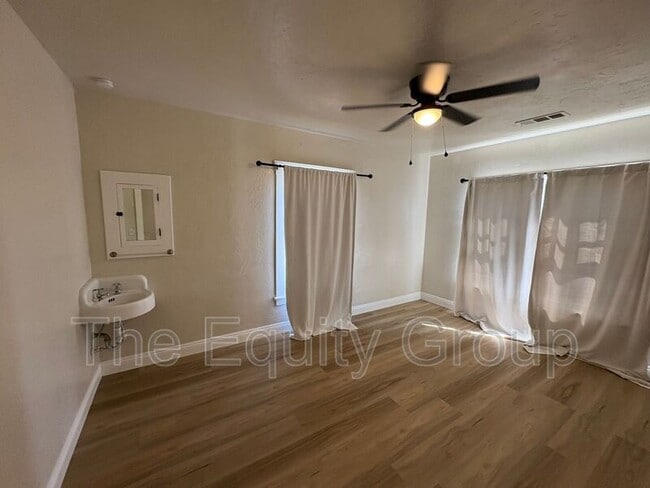 209 E 11th St in Hanford, CA - Building Photo - Building Photo
