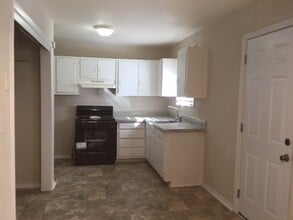 829 Sandy Creek Dr NW in Atlanta, GA - Building Photo - Building Photo