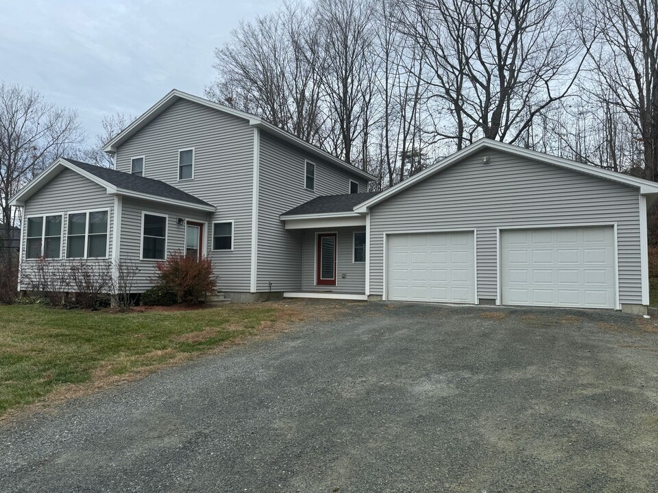 418 Dartmouth College Hwy in Lebanon, NH - Foto de edificio