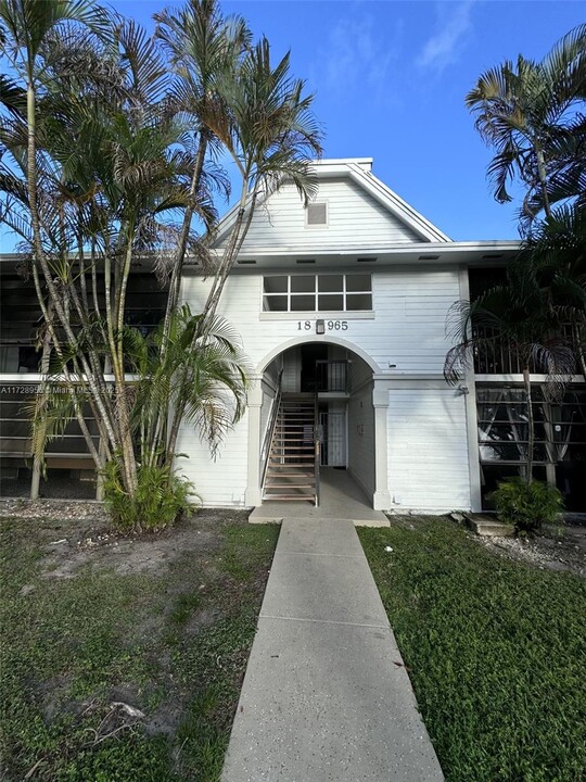 18965 NW 62nd Ave in Hialeah, FL - Building Photo