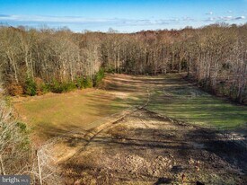 24900 Fox Run Ln in Hollywood, MD - Building Photo