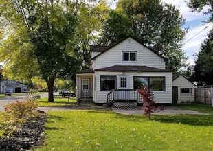 2301 Presque Isle Ave in Marquette, MI - Foto de edificio - Building Photo