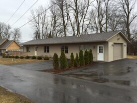 101 Sunrise Dr in Plattsburgh, NY - Building Photo