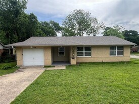 405 Highcrest Dr in Dallas, TX - Building Photo