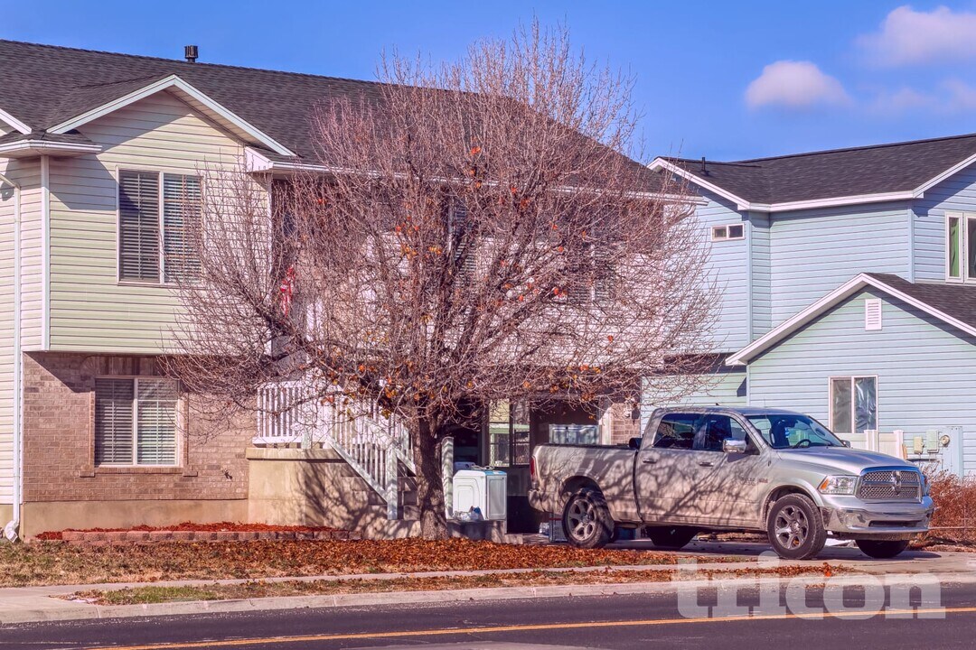 5447 Midland Dr in Roy, UT - Foto de edificio