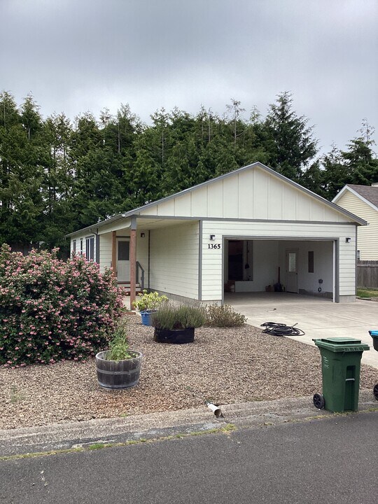 1365 SW Fairway Dr in Waldport, OR - Building Photo