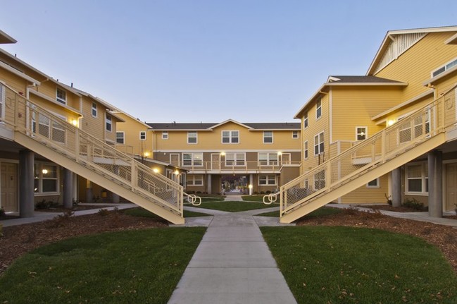 Duane Hill Terrace in Ukiah, CA - Foto de edificio - Building Photo