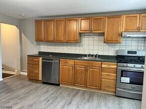 10 Humbert St in Nutley, NJ - Building Photo - Building Photo