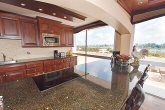 1770 Avenida Del Mundo in Coronado, CA - Foto de edificio - Building Photo