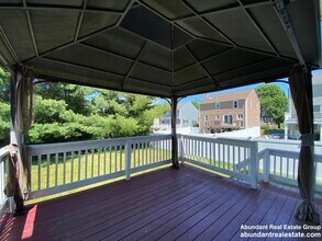 31 Helen St in Waltham, MA - Foto de edificio - Building Photo