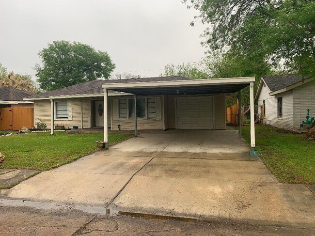 2106 Huntington Dr in Pasadena, TX - Building Photo - Building Photo