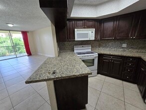 8255 Lake Dr in Doral, FL - Building Photo - Building Photo