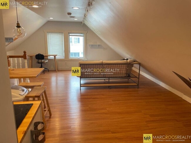2 Vassar St, Unit Attic in Medford, MA - Foto de edificio - Building Photo