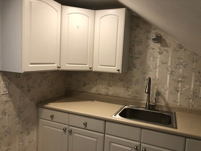 2 Carriage Ln, Unit 2nd Floor in Levittown, NY - Building Photo - Building Photo