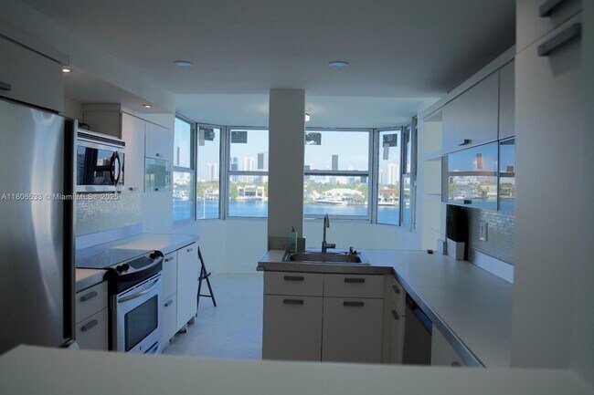 16570 NE 26th Ave in North Miami Beach, FL - Building Photo - Building Photo