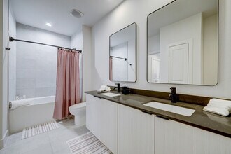 2137 Pelham Dr, Unit FL3-ID1028914P in Houston, TX - Building Photo - Building Photo