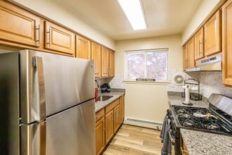 State Fayette Gardens in Perth Amboy, NJ - Building Photo - Interior Photo