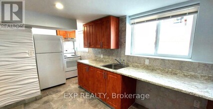 33 Flowertown Ave in Brampton, ON - Building Photo - Building Photo