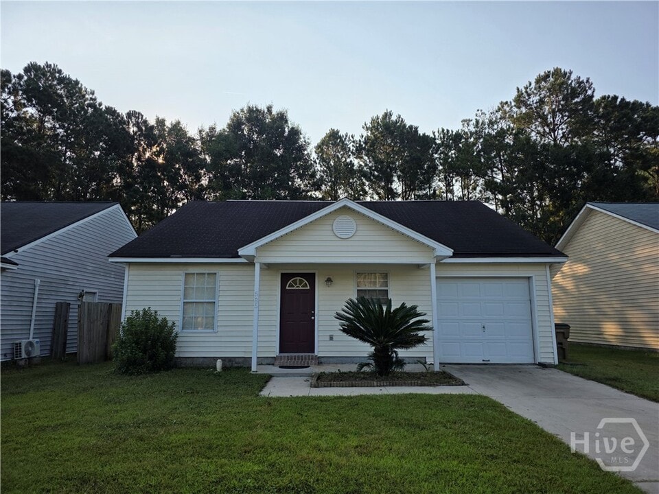 585 Rushing St in Richmond Hill, GA - Foto de edificio