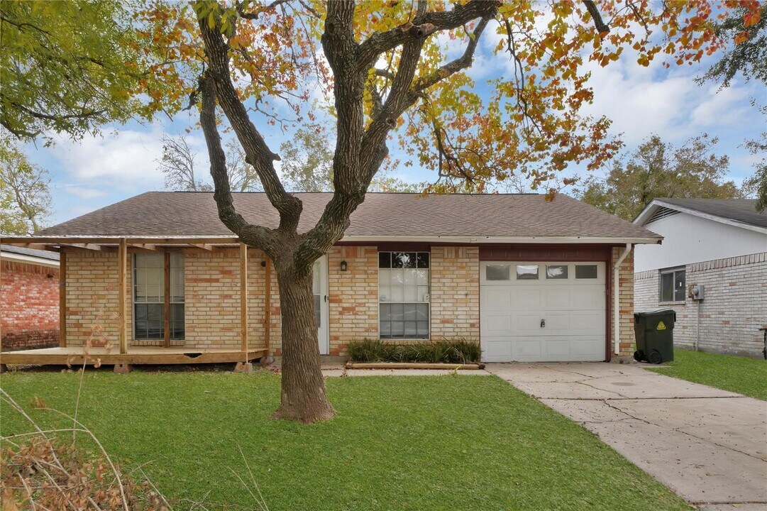 4819 Hannas Reef Dr in Bacliff, TX - Building Photo