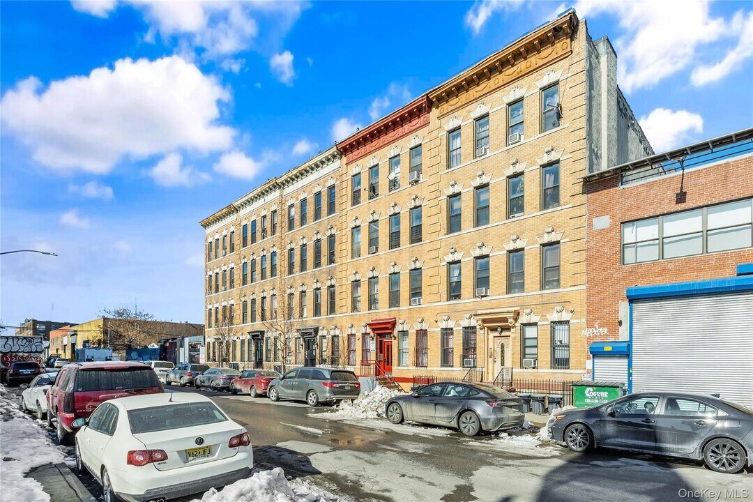 133 Thames St in Brooklyn, NY - Building Photo