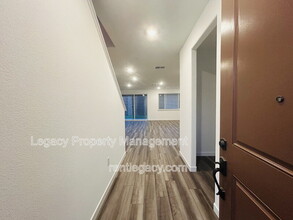 3760 Oyster Pt Wy in Sacramento, CA - Building Photo - Building Photo