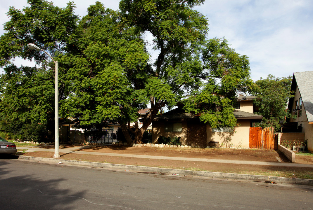 975 W 5th St in Corona, CA - Building Photo