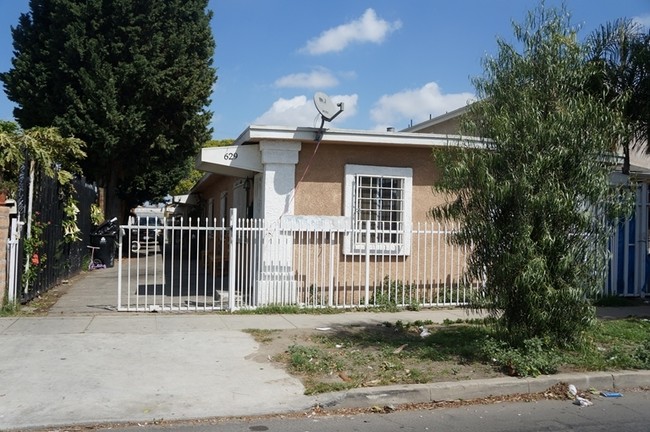 629 E 79th St in Los Angeles, CA - Foto de edificio - Building Photo