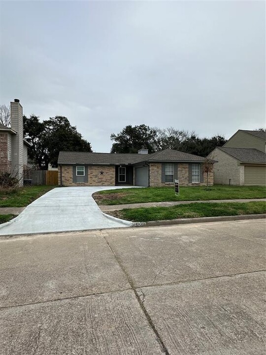 18034 Garden Manor Dr in Houston, TX - Building Photo